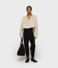Lade das Bild in den Galerie-Viewer, 10DAYS AMSTERDAM Flowy Blouse Light Earth
