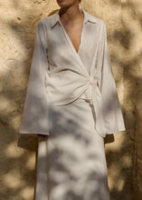 Lade das Bild in den Galerie-Viewer, CLUB L&#39;AVENIR Bluse Zula`CL Off White
