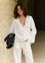 Lade das Bild in den Galerie-Viewer, CLUB L&#39;AVENIR Bluse Zula`CL Off White
