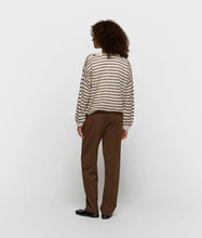 Lade das Bild in den Galerie-Viewer, 10DAYS AMSTERDAM Thin V-Neck Sweater Dark Truffle/ Ecru
