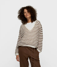 Lade das Bild in den Galerie-Viewer, 10DAYS AMSTERDAM Thin V-Neck Sweater Dark Truffle/ Ecru
