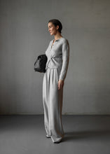 Lade das Bild in den Galerie-Viewer, CLUB L&#39;AVENIR Cardigan Edeh&#39;CL Light Grey
