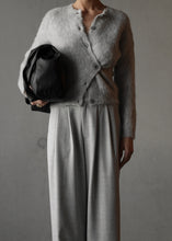 Lade das Bild in den Galerie-Viewer, CLUB L&#39;AVENIR Cardigan Edeh&#39;CL Light Grey
