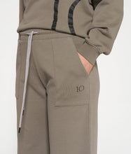 Lade das Bild in den Galerie-Viewer, 10DAYS AMSTERDAM Flared Joggpants Sage
