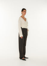 Lade das Bild in den Galerie-Viewer, CLUB L&#39; AVENIR Wickelcardigan Jua&#39;CL Off White
