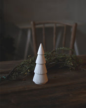 Lade das Bild in den Galerie-Viewer, STOREFACTORY Grandsund small - Christmas Tree
