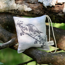 Lade das Bild in den Galerie-Viewer, FROHSTOFF Lavendelkissen Rotkehlchen
