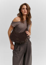 Lade das Bild in den Galerie-Viewer, HEY MARLY Tasche Lifetime Sister Suede M - Coffee
