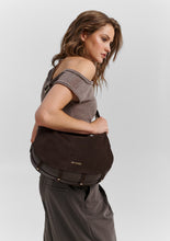 Lade das Bild in den Galerie-Viewer, HEY MARLY Tasche Lifetime Sister Suede M - Coffee
