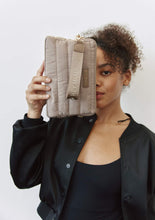 Lade das Bild in den Galerie-Viewer, HEY MARLY Tasche Little Buddy Mocha
