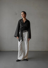 Lade das Bild in den Galerie-Viewer, CLUB L&#39;AVENIR Bluse Gaia&#39;CL Black
