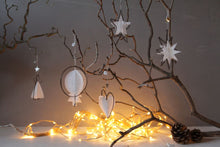 Lade das Bild in den Galerie-Viewer, GOOD OLD FRIENDS Winter Transparent Ornament Kugel
