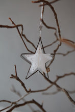 Lade das Bild in den Galerie-Viewer, GOOD OLD FRIENDS Winter Transparent Ornament Stern
