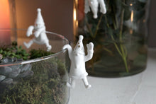 Lade das Bild in den Galerie-Viewer, GOOD OLD FRIENDS Porzellan Klettersanta goldene Sterne
