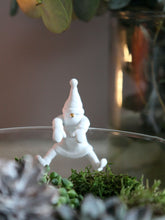 Lade das Bild in den Galerie-Viewer, GOOD OLD FRIENDS Porzellan Klettersanta goldene Nase
