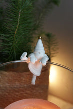 Lade das Bild in den Galerie-Viewer, GOOD OLD FRIENDS Porzellan Klettersanta goldene Bommel
