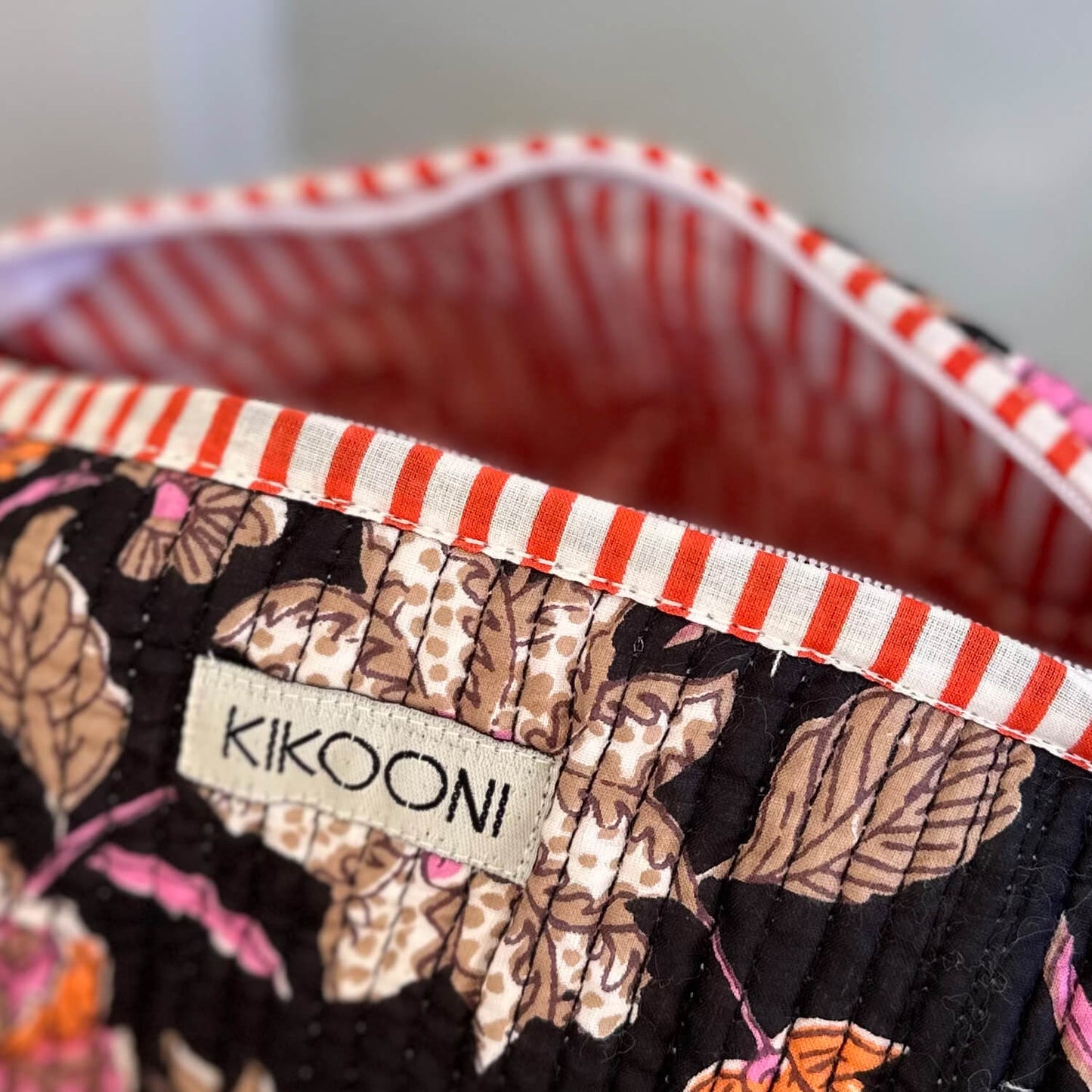 KIKOONI Handgemachte Kosmetiktasche "Black Flower"