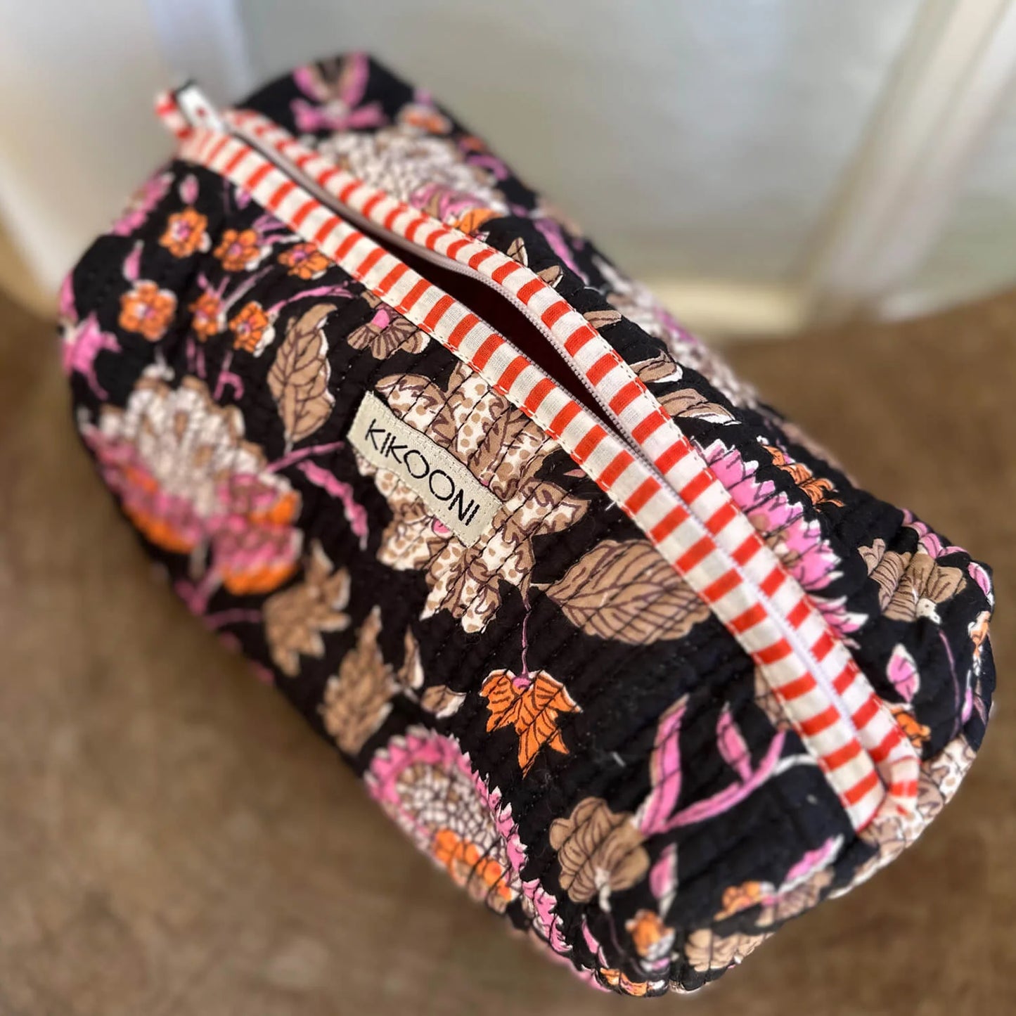 KIKOONI Handgemachte Kosmetiktasche "Black Flower"
