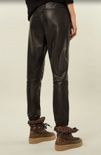 Lade das Bild in den Galerie-Viewer, 10 DAYS AMSTERDAM Leather Look Cropped Joggpants
