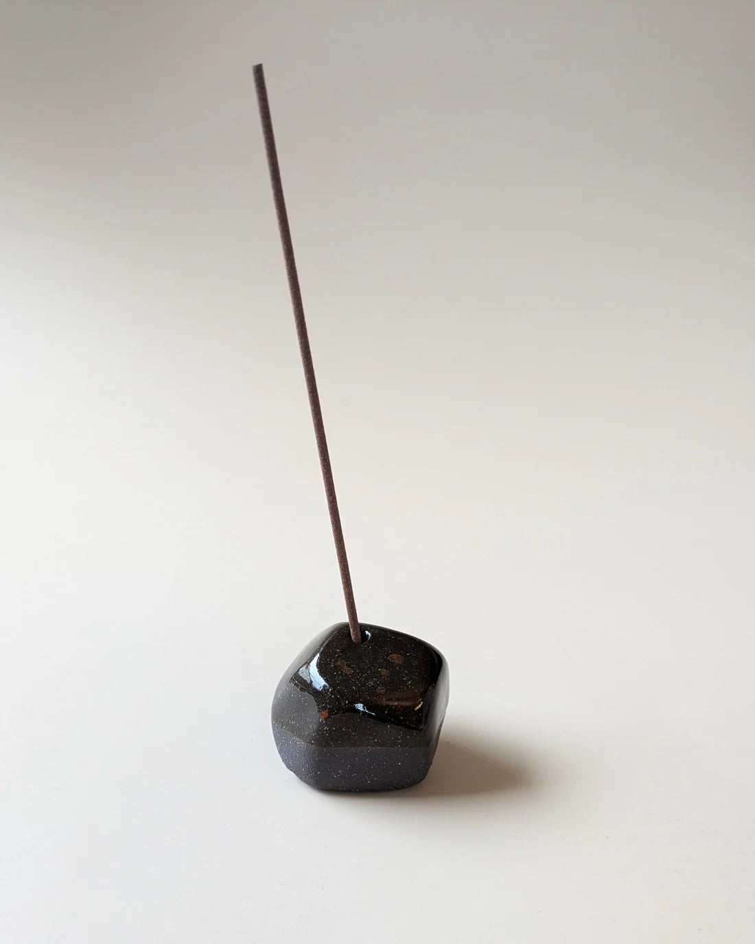 Noneedformore Handgefertigter Keramik Räucherstäbchenständer Pebbles Black & Brown