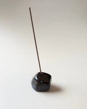 Lade das Bild in den Galerie-Viewer, Noneedformore Handgefertigter Keramik Räucherstäbchenständer Pebbles Black &amp; Brown
