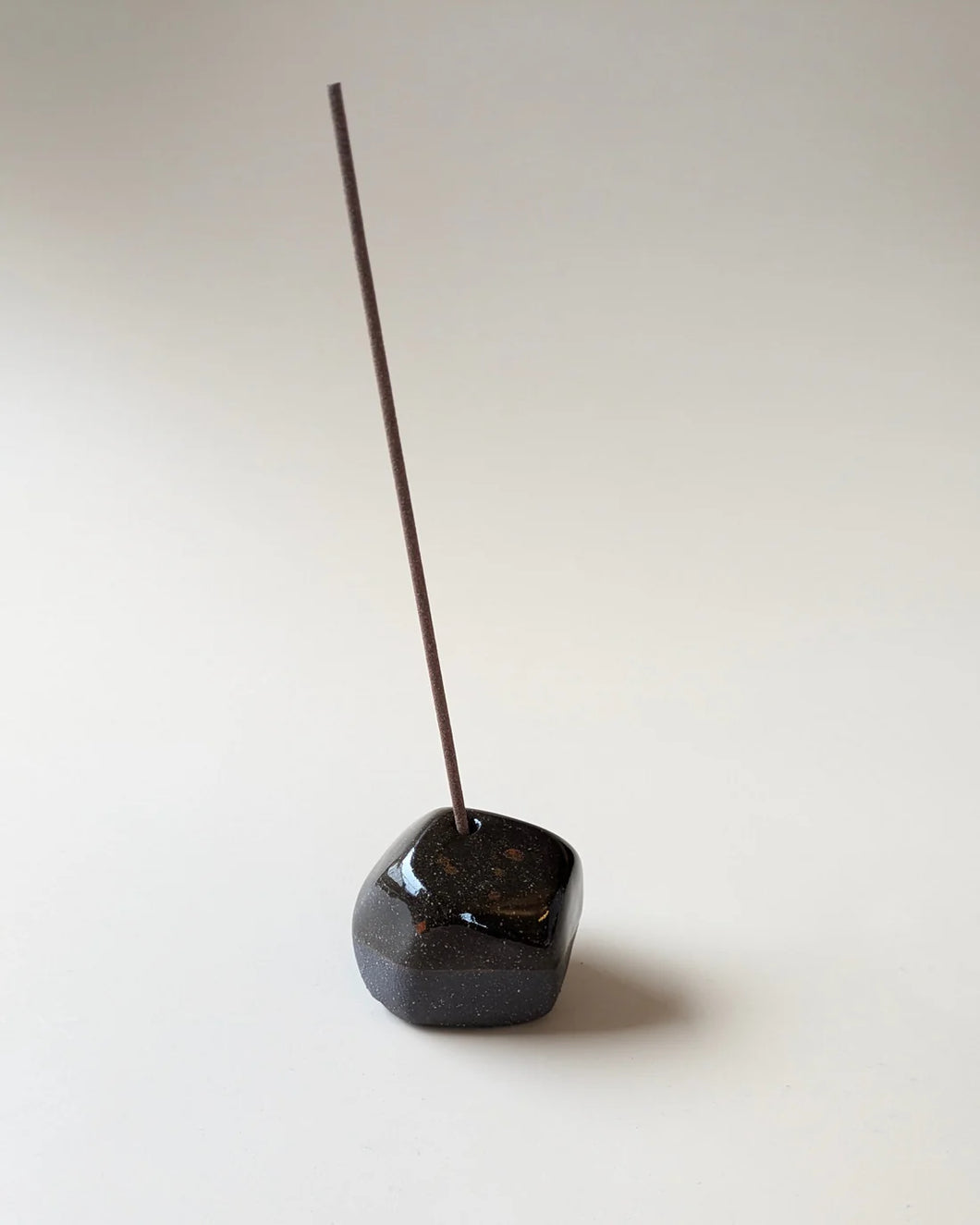 Noneedformore Handgefertigter Keramik Räucherstäbchenständer Pebbles Black & Brown