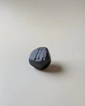 Lade das Bild in den Galerie-Viewer, Noneedformore Handgefertigter Keramik Räucherstäbchenständer Pebbles Black &amp; Brown
