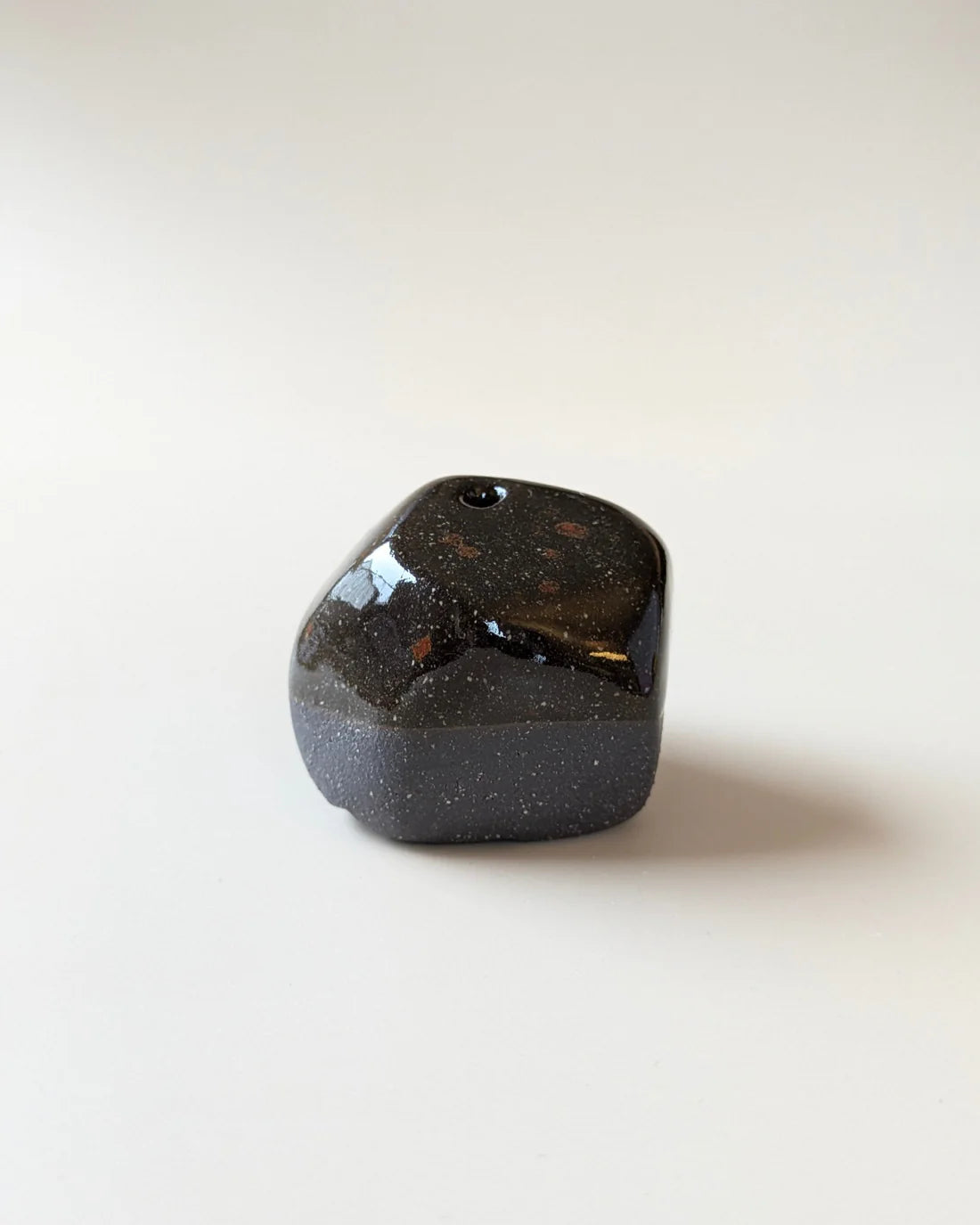 Noneedformore Handgefertigter Keramik Räucherstäbchenständer Pebbles Black & Brown