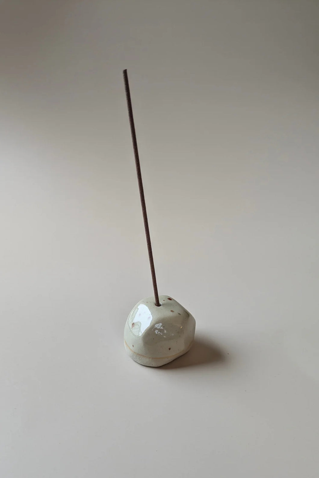 Noneedformore Handgefertigter Keramik Räucherstäbchenständer Pebbles Gray