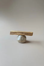 Lade das Bild in den Galerie-Viewer, Noneedformore Handgefertigter Keramik Räucherstäbchenständer Pebbles Gray
