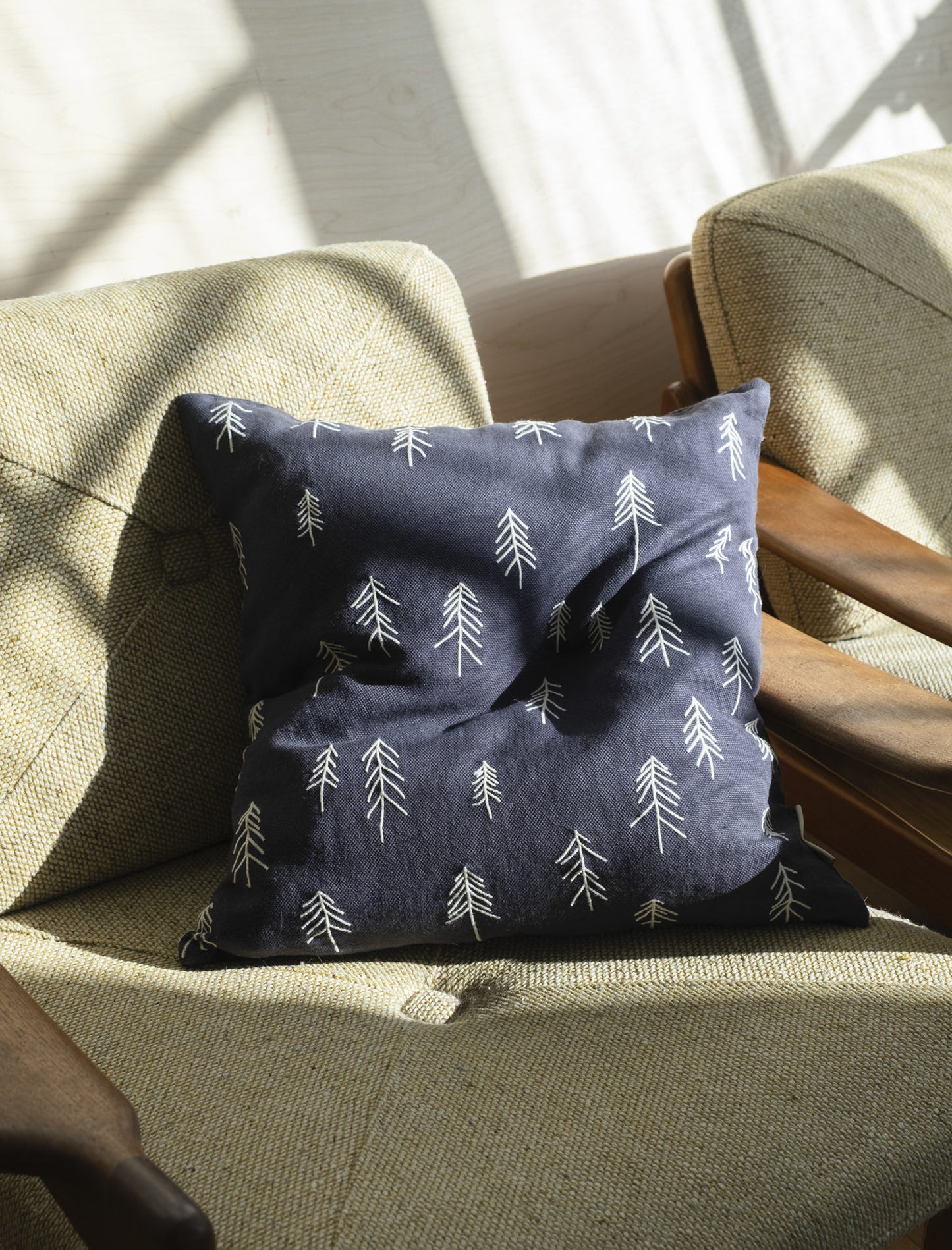 FINE LITTLE DAY Kissenbezug Tall mit Tannenmotiv Anthrazit Blue