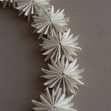 Lade das Bild in den Galerie-Viewer, DBKD Paper Flake Wreath
