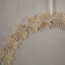 Lade das Bild in den Galerie-Viewer, DBKD Paper Flake Wreath
