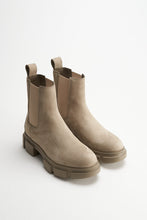 Lade das Bild in den Galerie-Viewer, Copenhagen Studios CPH570 Chelsea Boots Waxed Nubuk Stone
