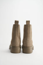 Lade das Bild in den Galerie-Viewer, COPENHAGEN STUDIOS CPH570 Chelsea Boots Nubuk Stone
