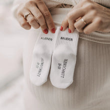Lade das Bild in den Galerie-Viewer, EULENSCHNITT Babysocken Kleiner Bruder
