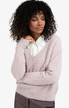 Lade das Bild in den Galerie-Viewer, YAYA Pullover mit V-Ausschnitt Cloud Gray Purple
