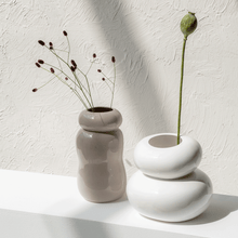 Lade das Bild in den Galerie-Viewer, URBAN NATURE CULTURE AMSTERDAM Vase Pebbles

