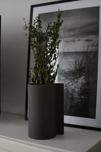 Lade das Bild in den Galerie-Viewer, STOREFACTORY Vassunda Vase dark grey
