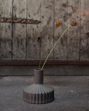 Lade das Bild in den Galerie-Viewer, STOREFACTORY Vase Samset Dark Grey
