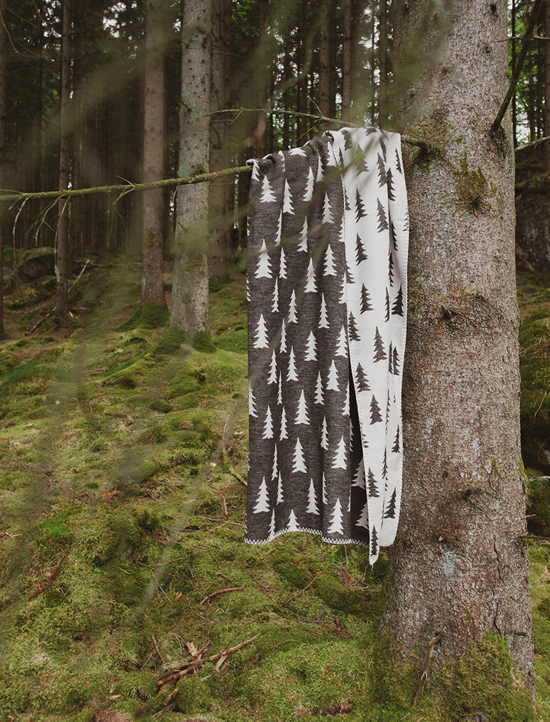FINE LITTLE DAY Jacquarddecke Gran mit Tannenmotiv